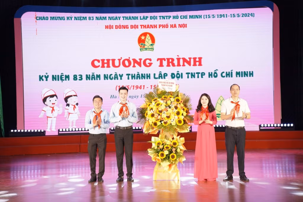 Thành Đoàn Hà Nội tặng hoa chúc mừng Hội đồng Đội TP Hà Nội. Ảnh: Phạm Mạnh Thành Đoàn Hà Nội tặng hoa chúc mừng Hội đồng Đội TP Hà Nội. Ảnh: Phạm Mạnh