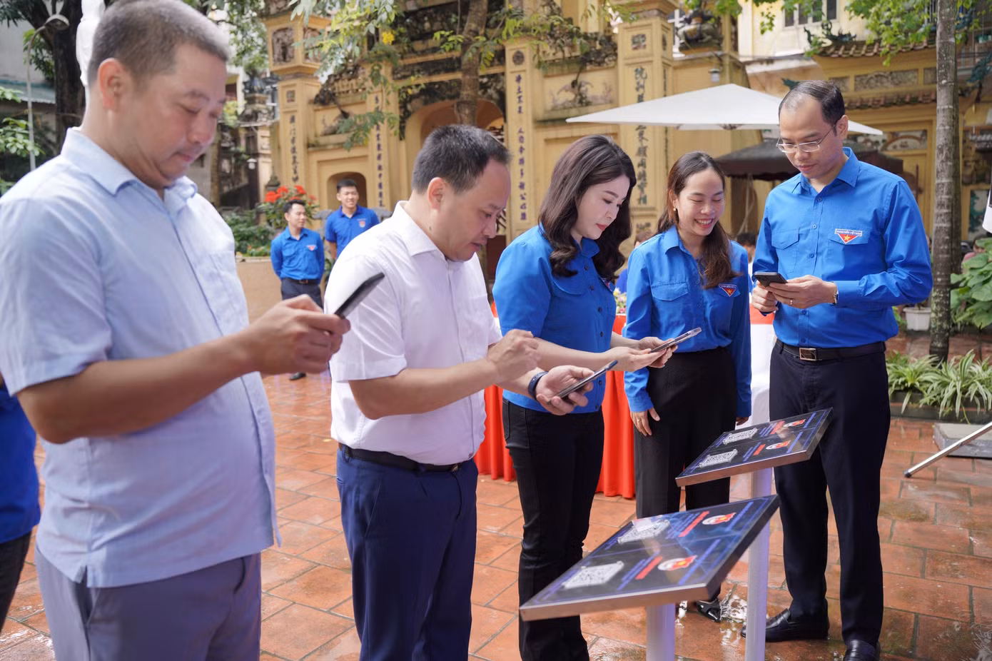 Các đại biểu quét mã QR trải nghiệm di tích lịch sử Chùa Hưng Ký tại quận Hai Bà Trưng. Các đại biểu quét mã QR trải nghiệm di tích lịch sử Chùa Hưng Ký tại quận Hai Bà Trưng.