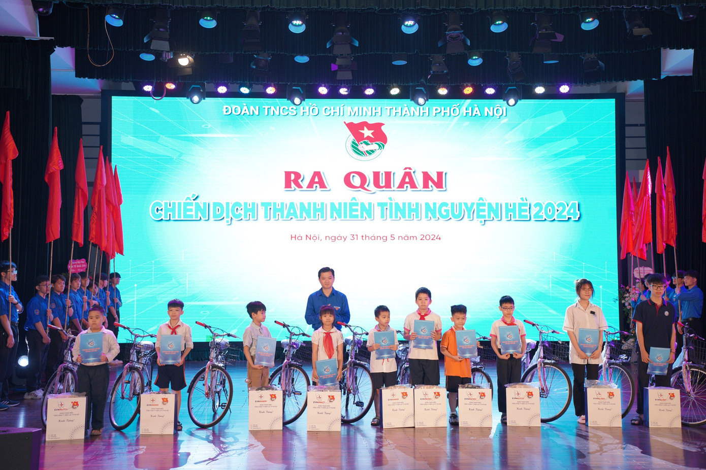 Anh Nguyễn Minh Triết - Bí thư T.Ư Đoàn, Chủ tịch T.Ư Hội SVVN trao tặng xe đạp và học bổng cho thiếu nhi có hoàn cảnh khó khăn Anh Nguyễn Minh Triết - Bí thư T.Ư Đoàn, Chủ tịch T.Ư Hội SVVN trao tặng xe đạp và học bổng cho thiếu nhi có hoàn cảnh khó khăn