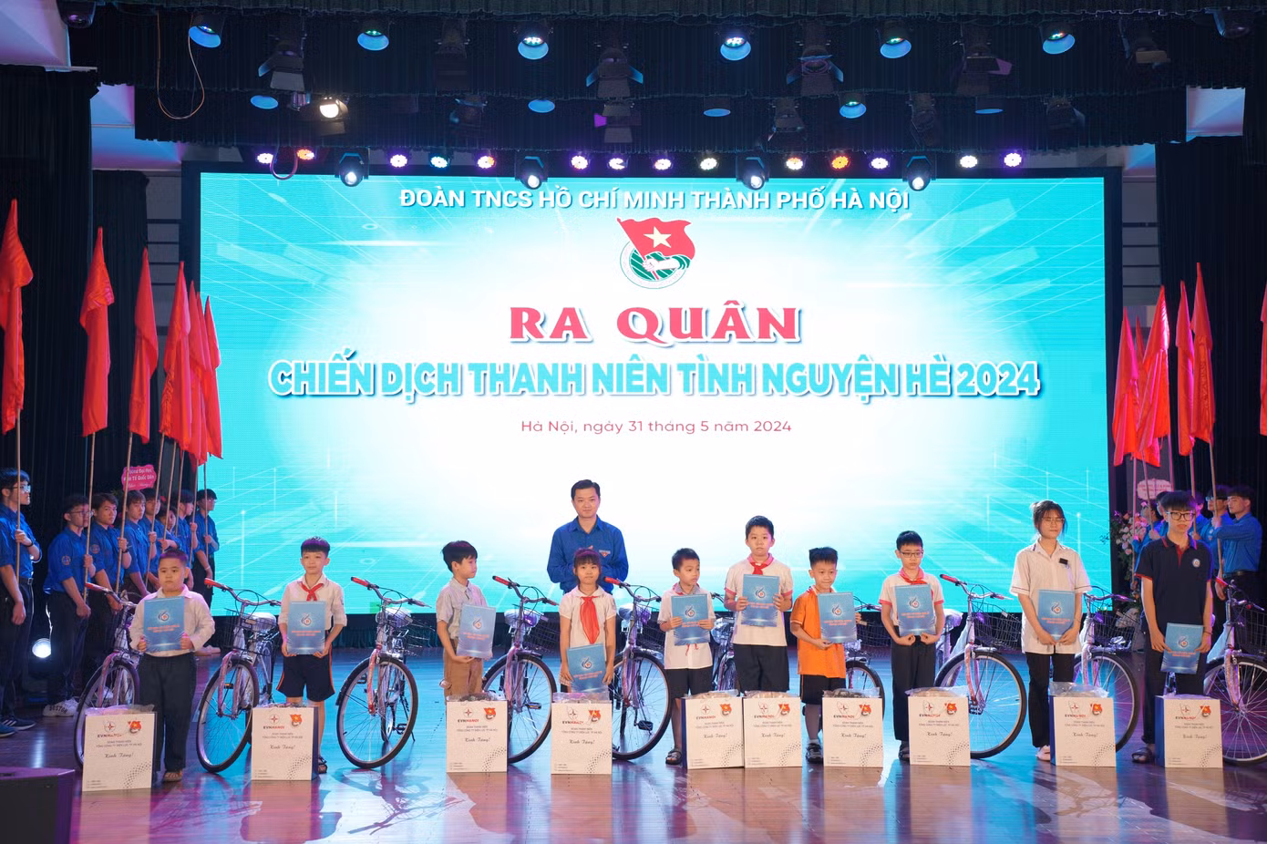 Anh Nguyễn Minh Triết - Bí thư T.Ư Đoàn, Chủ tịch T.Ư Hội SVVN trao tặng xe đạp và học bổng cho thiếu nhi có hoàn cảnh khó khăn Anh Nguyễn Minh Triết - Bí thư T.Ư Đoàn, Chủ tịch T.Ư Hội SVVN trao tặng xe đạp và học bổng cho thiếu nhi có hoàn cảnh khó khăn