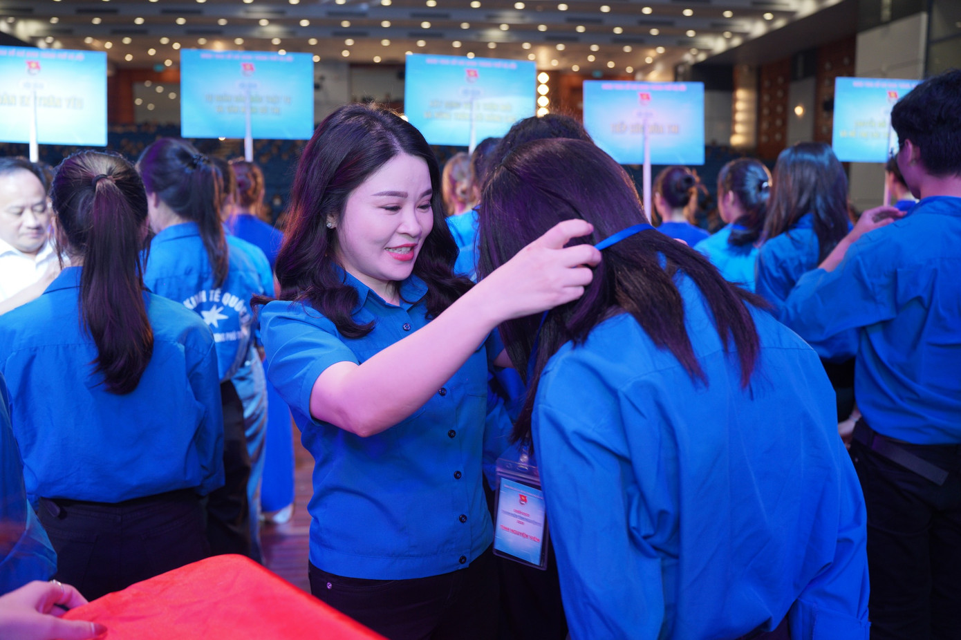 Chị Chu Hồng Minh - Bí thư Thành Đoàn Hà Nội đeo thẻ cho các tình nguyện viên thuộc 10 đội hình chuyên cấp thành phố. Chị Chu Hồng Minh - Bí thư Thành Đoàn Hà Nội đeo thẻ cho các tình nguyện viên thuộc 10 đội hình chuyên cấp thành phố.