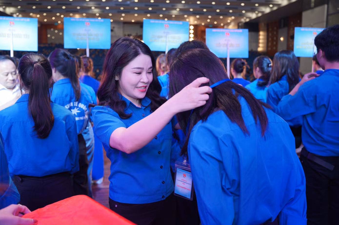 Chị Chu Hồng Minh - Bí thư Thành Đoàn Hà Nội đeo thẻ cho các tình nguyện viên thuộc 10 đội hình chuyên cấp thành phố. Chị Chu Hồng Minh - Bí thư Thành Đoàn Hà Nội đeo thẻ cho các tình nguyện viên thuộc 10 đội hình chuyên cấp thành phố.
