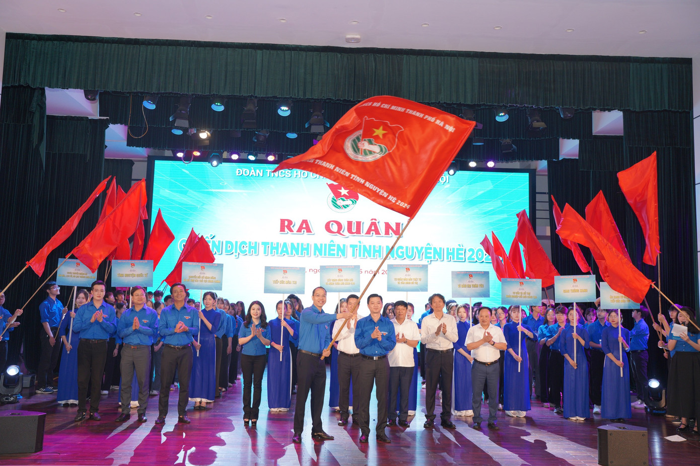 Anh Nguyễn Tiến Hưng - Phó Bí thư Thành Đoàn, Chủ tịch Hội Sinh viên TP Hà Nội phất cờ phát động Chiến dịch Thanh niên tình nguyện Hè 2024. Ảnh: Phạm Mạnh Anh Nguyễn Tiến Hưng - Phó Bí thư Thành Đoàn, Chủ tịch Hội Sinh viên TP Hà Nội phất cờ phát động Chiến dịch Thanh niên tình nguyện Hè 2024. Ảnh: Phạm Mạnh