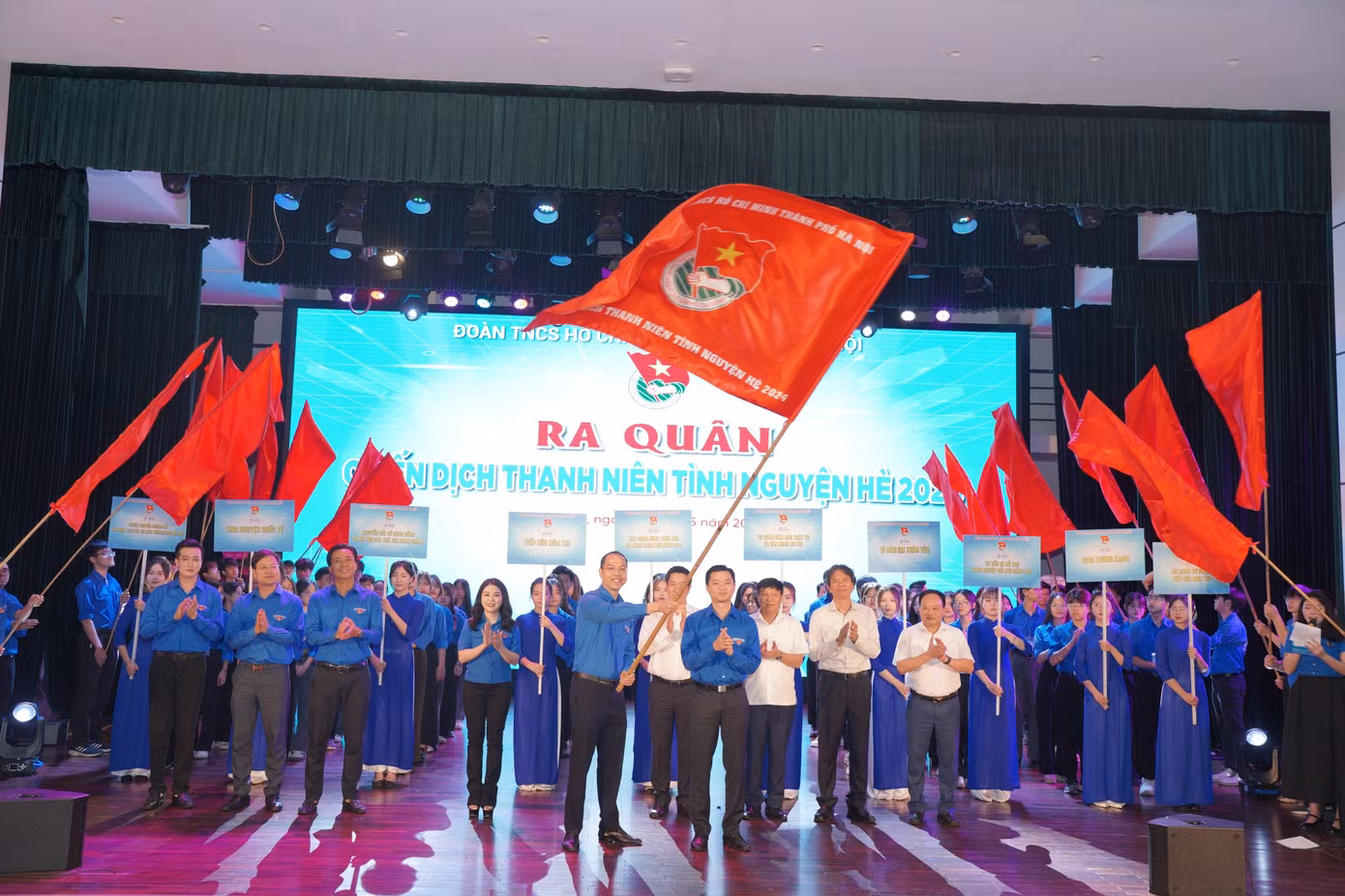 Anh Nguyễn Tiến Hưng - Phó Bí thư Thành Đoàn, Chủ tịch Hội Sinh viên TP Hà Nội phất cờ phát động Chiến dịch Thanh niên tình nguyện Hè 2024. Ảnh: Phạm Mạnh Anh Nguyễn Tiến Hưng - Phó Bí thư Thành Đoàn, Chủ tịch Hội Sinh viên TP Hà Nội phất cờ phát động Chiến dịch Thanh niên tình nguyện Hè 2024. Ảnh: Phạm Mạnh