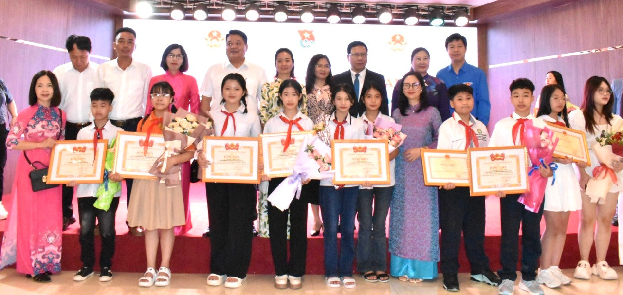 Ban tổ chức trao giải Nhất cuộc thi Ban tổ chức trao giải Nhất cuộc thi