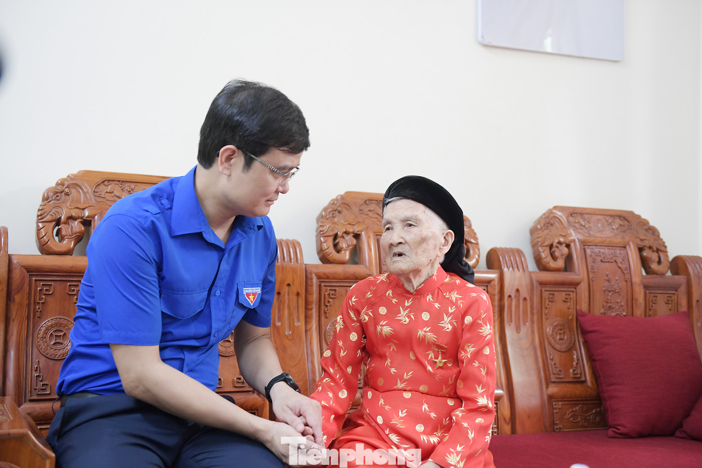 Bí thư thứ nhất T.Ư Đoàn Bùi Quang Huy ân cần thăm hỏi, động viên và tặng quà Mẹ Việt Nam Anh hùng Nguyễn Thị Cong Bí thư thứ nhất T.Ư Đoàn Bùi Quang Huy ân cần thăm hỏi, động viên và tặng quà Mẹ Việt Nam Anh hùng Nguyễn Thị Cong