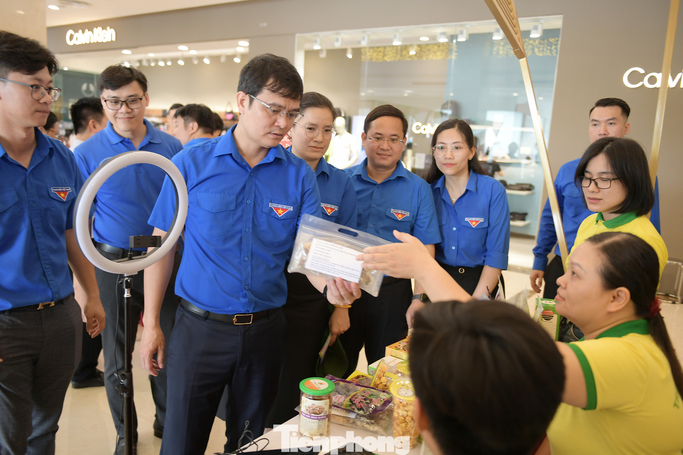 Bí thư thứ nhất T.Ư Đoàn Bùi Quang Huy cùng các đại biểu tham quan mô hình Sảnh thương mại OCOP Bí thư thứ nhất T.Ư Đoàn Bùi Quang Huy cùng các đại biểu tham quan mô hình Sảnh thương mại OCOP