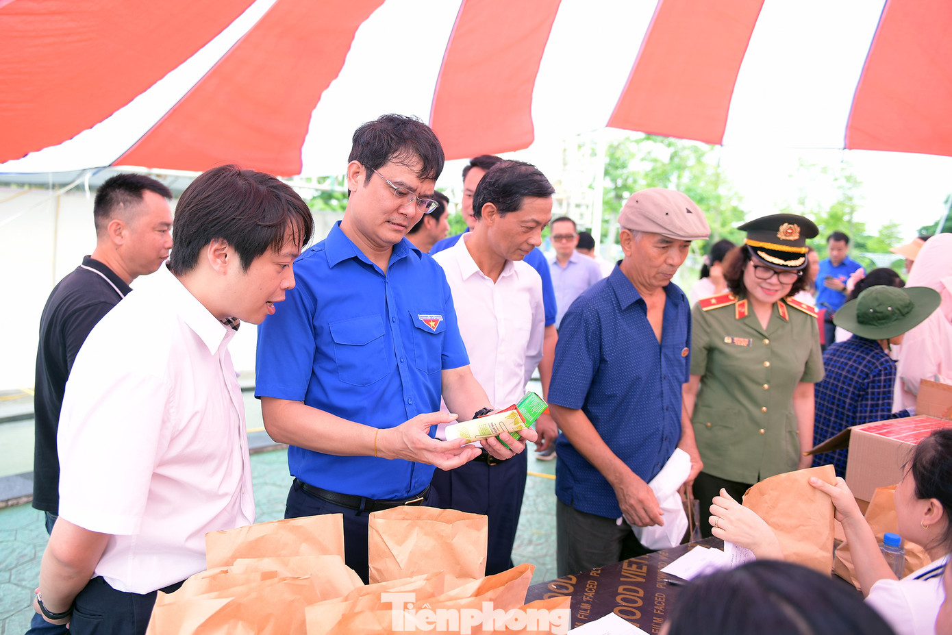 Bí thư thứ nhất T.Ư Đoàn Bùi Quang Huy cùng các đại biểu tham quan mô hình Sảnh thương mại OCOP Bí thư thứ nhất T.Ư Đoàn Bùi Quang Huy cùng các đại biểu tham quan mô hình Sảnh thương mại OCOP