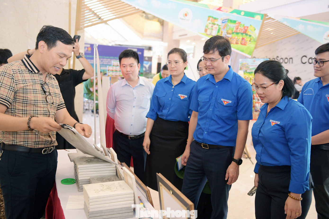 Bí thư thứ nhất T.Ư Đoàn Bùi Quang Huy cùng các đại biểu tham quan mô hình Sảnh thương mại OCOP Bí thư thứ nhất T.Ư Đoàn Bùi Quang Huy cùng các đại biểu tham quan mô hình Sảnh thương mại OCOP