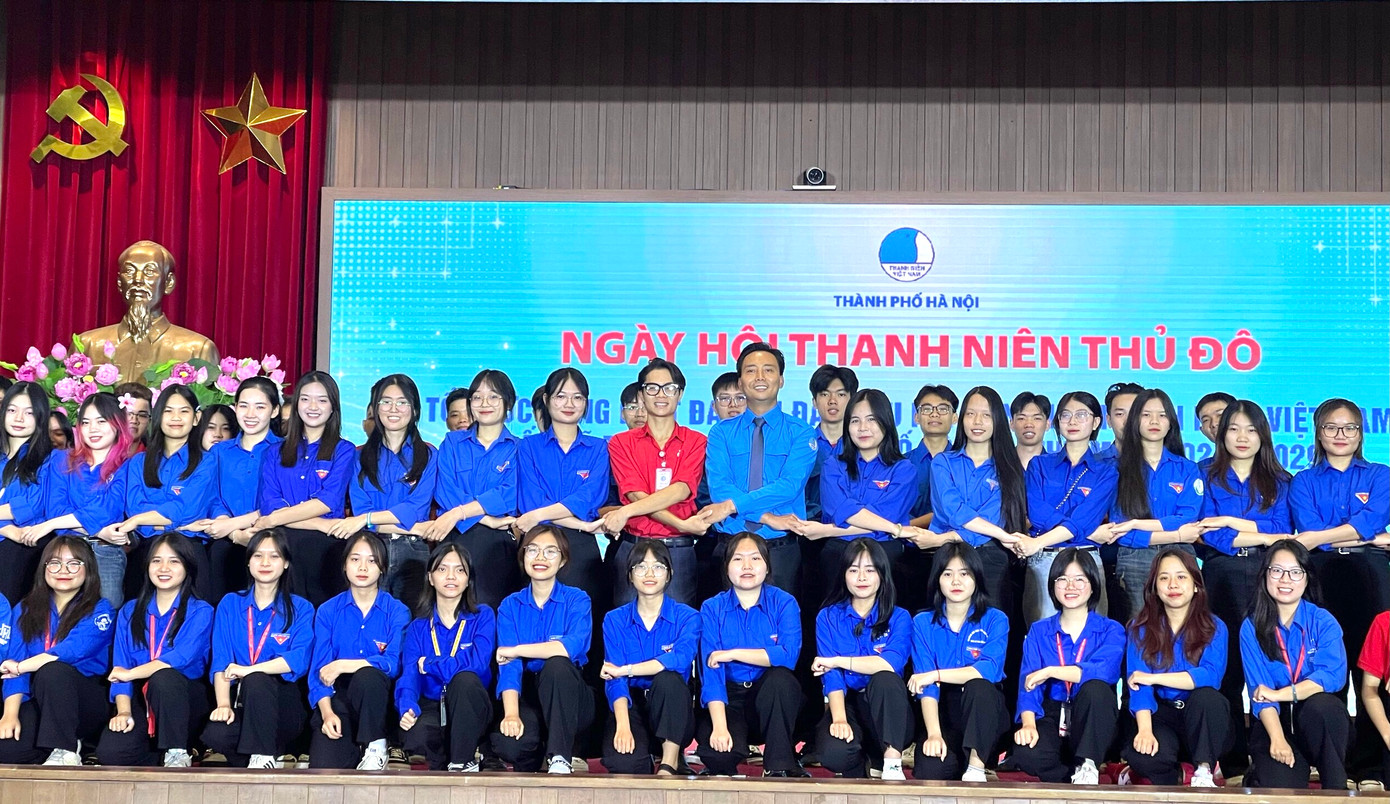 Anh Nguyễn Đức Tiến – Phó Bí thư thường trực Thành Đoàn, Chủ tịch Hội LHTN TP Hà Nội chụp ảnh cùng các bạn thanh niên tại Ngày hội