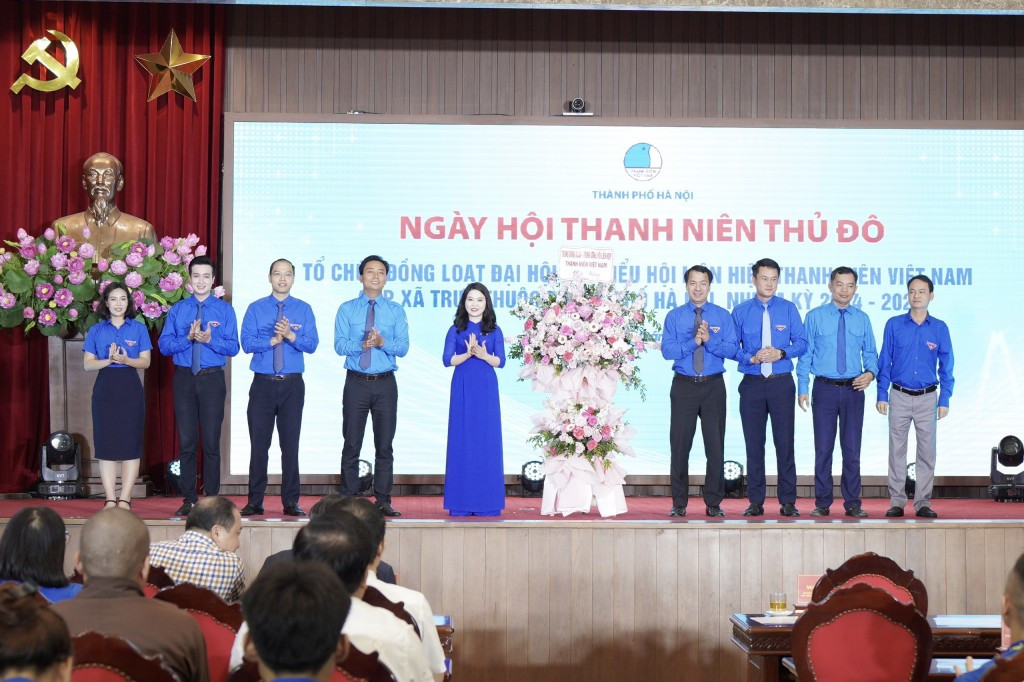 Anh Ngô Văn Cương, Bí thư T.Ư Đoàn tặng hoa chúc mừng Thành Đoàn - Hội LHTN Thành phố Hà Nội