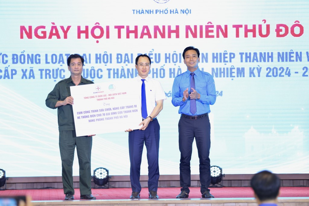 Lãnh đạo Hội LHTN Việt Nam Thành phố Hà Nội trao Cụm công trình thanh niên sửa chữa, nâng cấp hệ thống điện cho cựu thanh niên xung phong