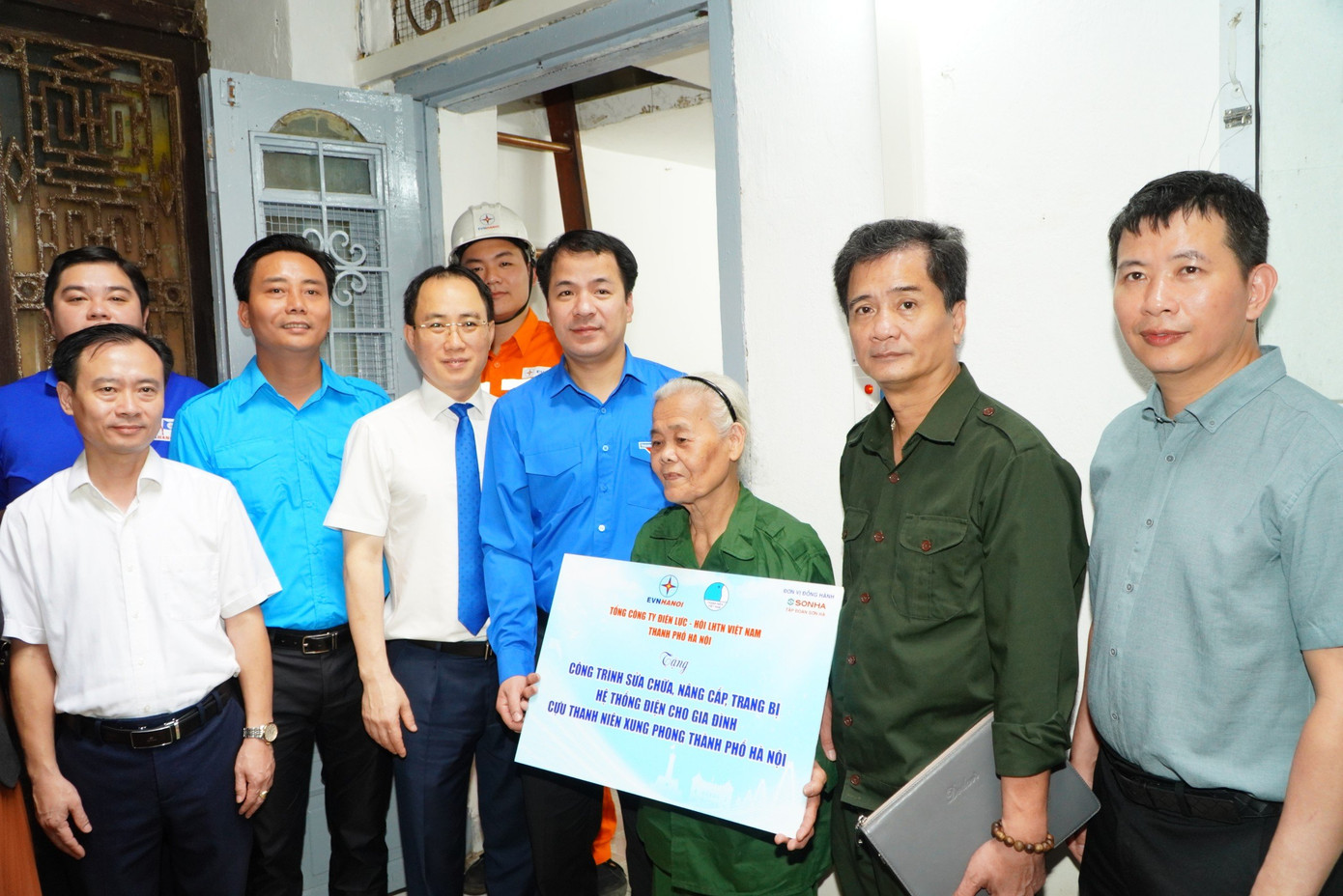 Bí thư T.Ư Đoàn Ngô Văn Cương cùng đoàn công tác bàn giao công trình cho gia đình bà Nguyễn Thị Huệ Bí thư T.Ư Đoàn Ngô Văn Cương cùng đoàn công tác bàn giao công trình cho gia đình bà Nguyễn Thị Huệ