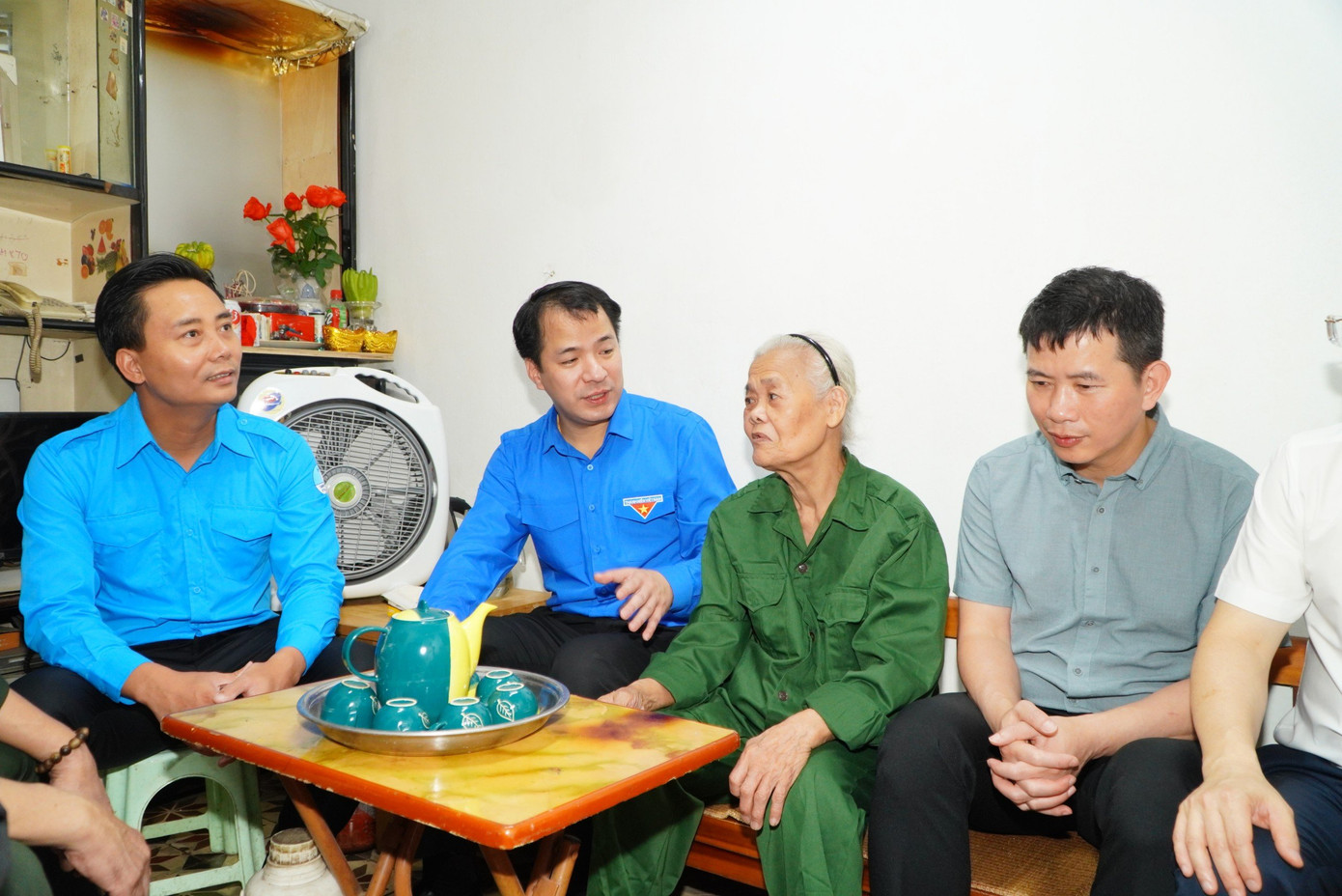 Bí thư T.Ư Đoàn Ngô Văn Cương cùng đoàn công tác trò chuyện, thăm hỏi, động viên cựu TNXP Nguyễn Thị Huệ Bí thư T.Ư Đoàn Ngô Văn Cương cùng đoàn công tác trò chuyện, thăm hỏi, động viên cựu TNXP Nguyễn Thị Huệ