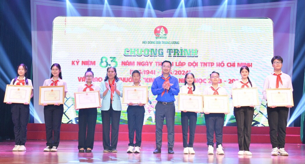 Trao giải thưởng Kim Đồng cho các đội viên, chỉ huy Đội xuất sắc tiêu biểu năm học 2023 - 2024 Trao giải thưởng Kim Đồng cho các đội viên, chỉ huy Đội xuất sắc tiêu biểu năm học 2023 - 2024