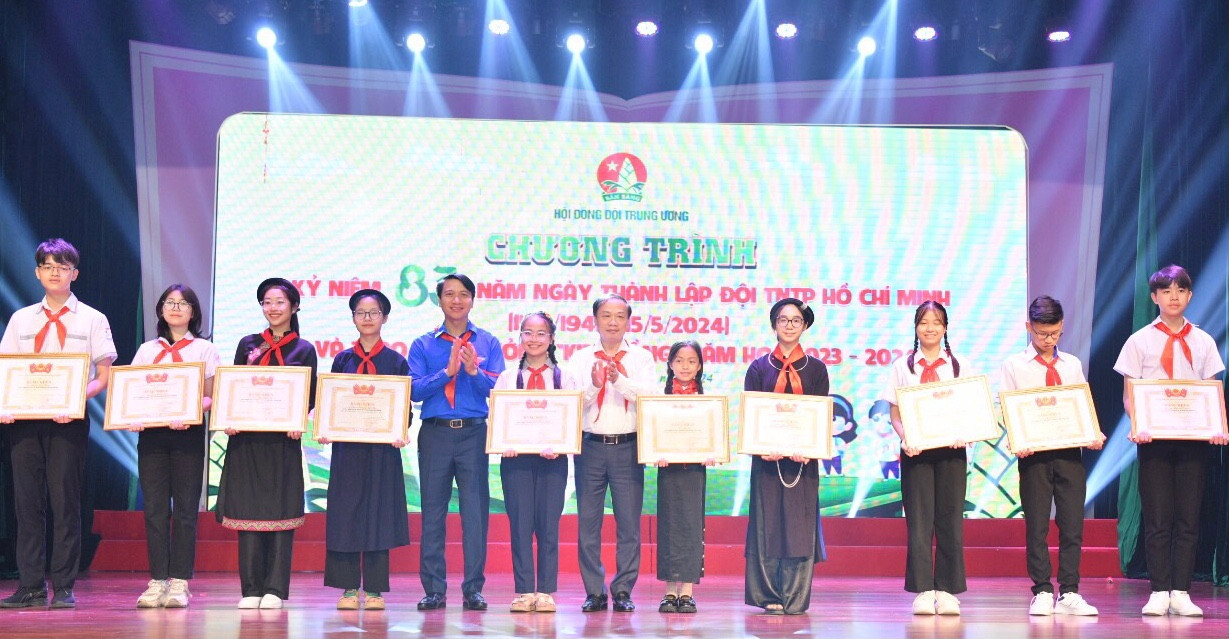 Ông Phạm Tất Thắng – Phó Trưởng ban thường trực Ban Dân vận T.Ư; anh Nguyễn Ngọc Lương – Bí thư thường trực T.Ư Đoàn, Chủ tịch T.Ư Hội LHTN Việt Nam trao tặng giải thưởng Kim Đồng cho các đội viên, chỉ huy Đội xuất sắc Ông Phạm Tất Thắng – Phó Trưởng ban thường trực Ban Dân vận T.Ư; anh Nguyễn Ngọc Lương – Bí thư thường trực T.Ư Đoàn, Chủ tịch T.Ư Hội LHTN Việt Nam trao tặng giải thưởng Kim Đồng cho các đội viên, chỉ huy Đội xuất sắc