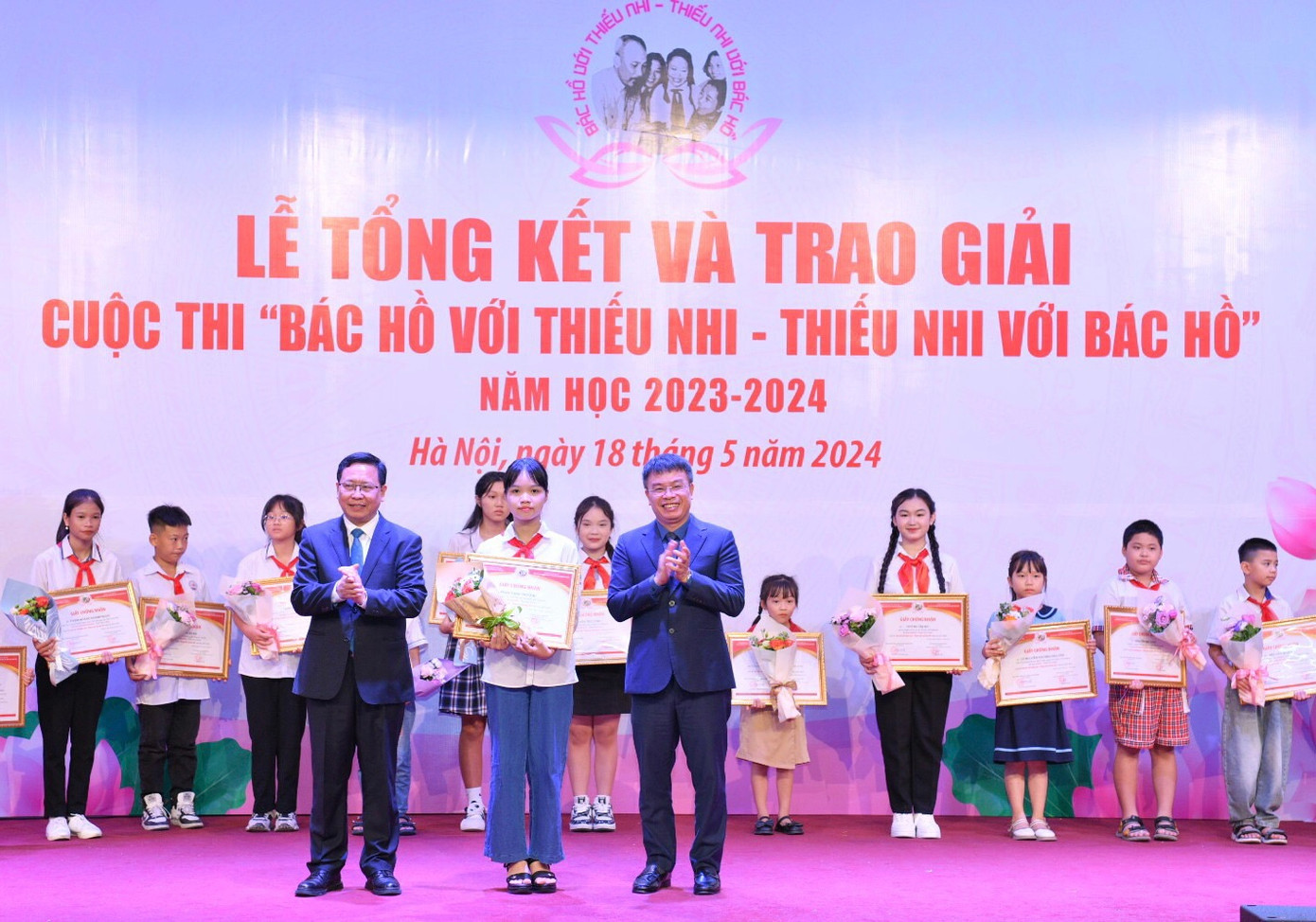 Ban tổ chức trao giải Đặc biệt cho em Phạm Thảo Phương. Ảnh: Phạm Trường Ban tổ chức trao giải Đặc biệt cho em Phạm Thảo Phương. Ảnh: Phạm Trường