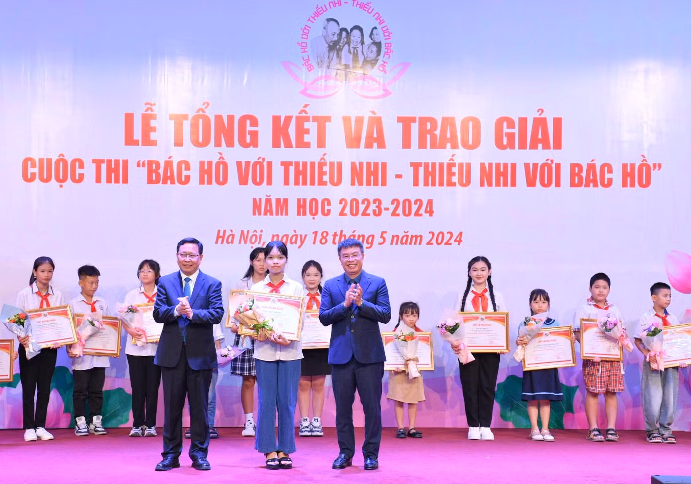 Ban tổ chức trao giải Đặc biệt cho em Phạm Thảo Phương. Ảnh: Phạm Trường