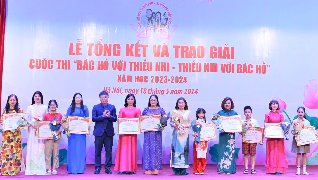 Các giải thưởng được trao tại buổi lễ. Ảnh: Phạm Trường