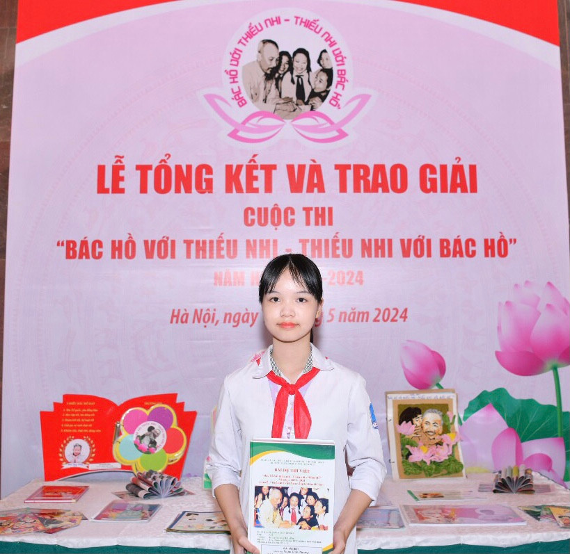 Em Phạm Thảo Phương bên tác phẩm đạt giải Đặc biệt của mình. Ảnh: Phạm Trường Em Phạm Thảo Phương bên tác phẩm đạt giải Đặc biệt của mình. Ảnh: Phạm Trường