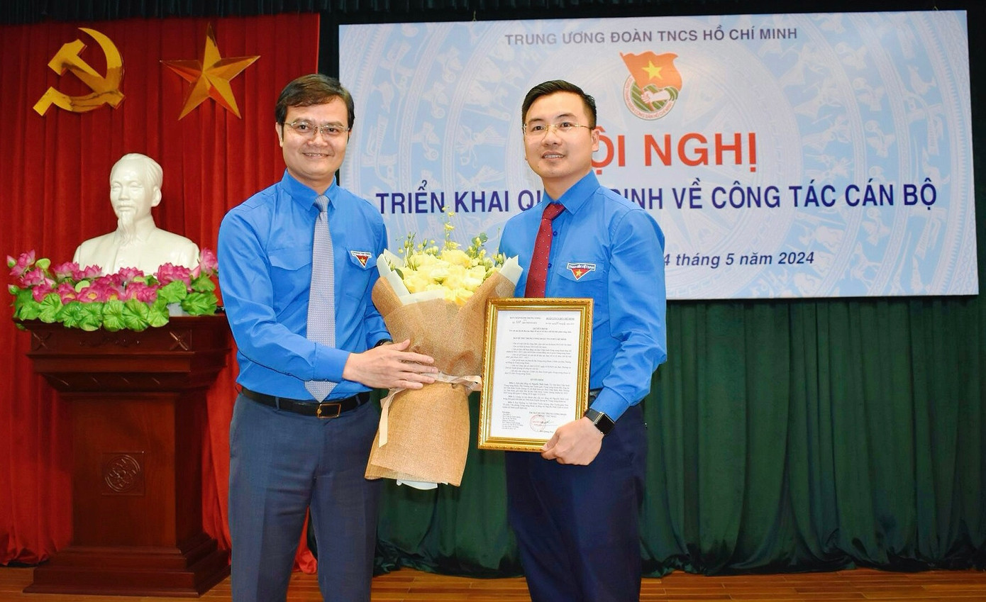 Bí thư thứ nhất T.Ư Đoàn Bùi Quang Huy (bên trái) trao quyết định cho tân Phó Bí thư Tỉnh Đoàn Tuyên Quang Nguyễn Nhất Linh Bí thư thứ nhất T.Ư Đoàn Bùi Quang Huy (bên trái) trao quyết định cho tân Phó Bí thư Tỉnh Đoàn Tuyên Quang Nguyễn Nhất Linh