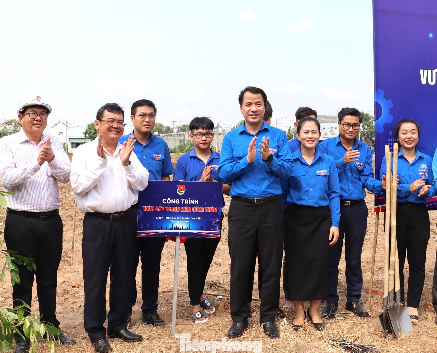 Bí thư T.Ư Đoàn Ngô Văn Cương cùng các đại biểu khánh thành công trình "Vườn cây thanh niên công nhân" Bí thư T.Ư Đoàn Ngô Văn Cương cùng các đại biểu khánh thành công trình "Vườn cây thanh niên công nhân"