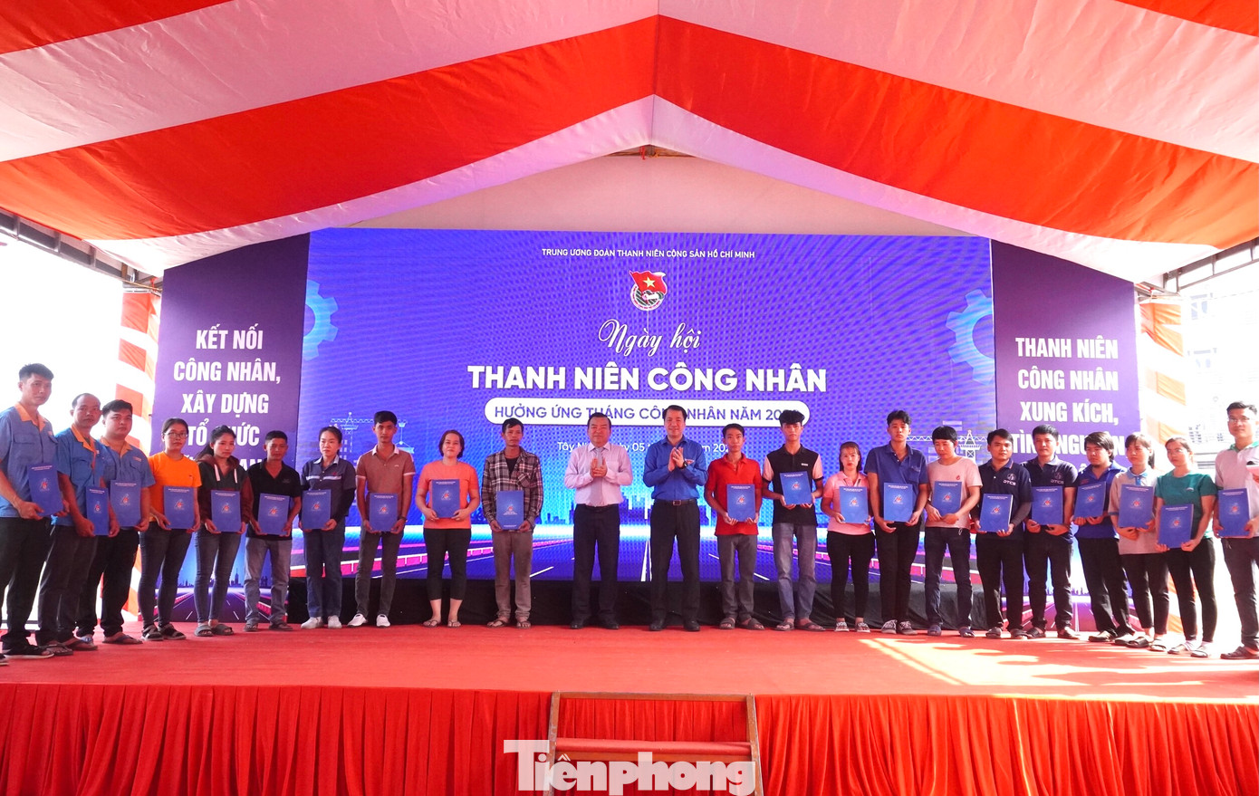 Nhiều món quà ý nghĩa được trao cho thanh niên công nhân Nhiều món quà ý nghĩa được trao cho thanh niên công nhân