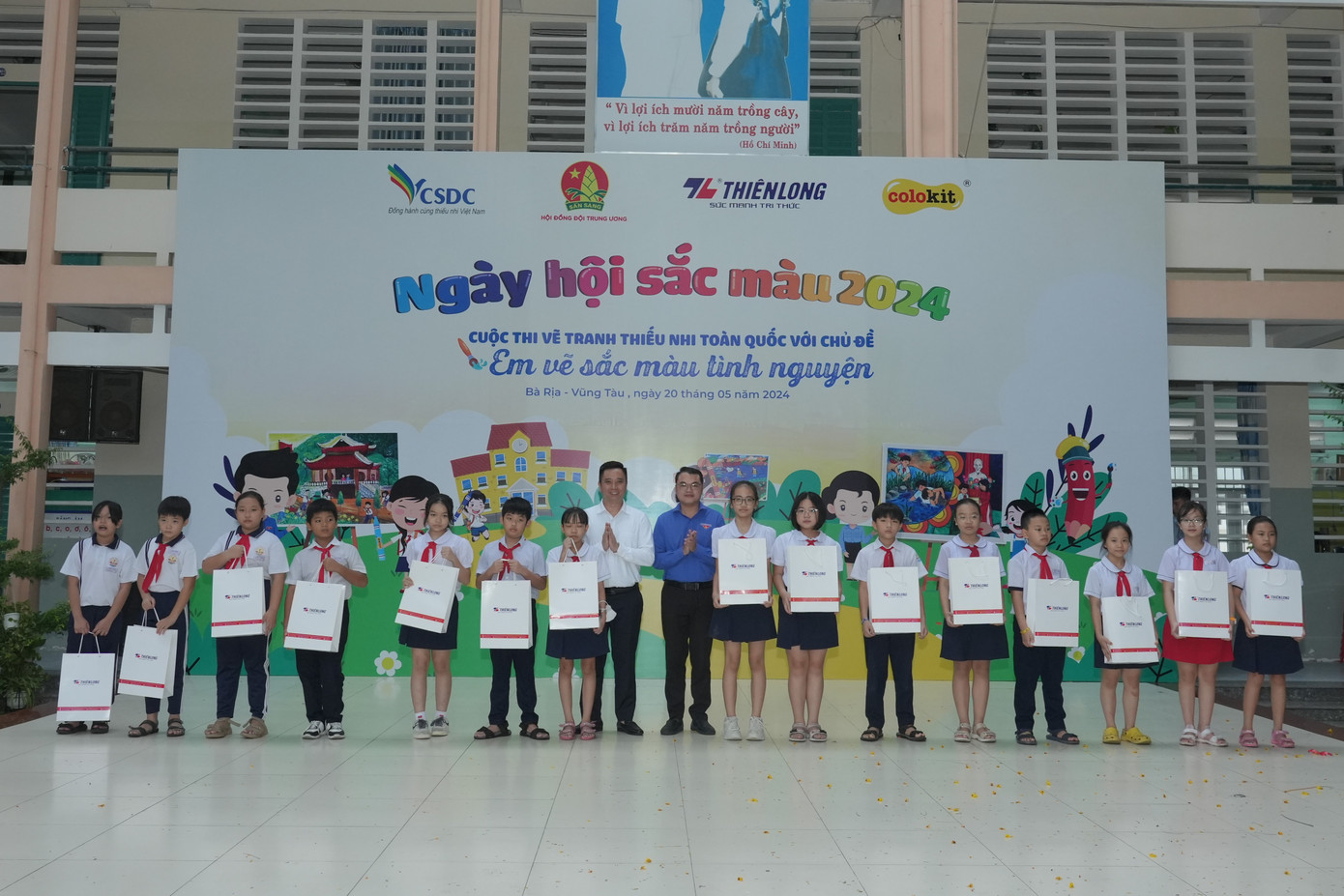 Ban tổ chức trao các suất quà tặng dành cho học sinh vượt khó vươn lên trong học tập Ban tổ chức trao các suất quà tặng dành cho học sinh vượt khó vươn lên trong học tập