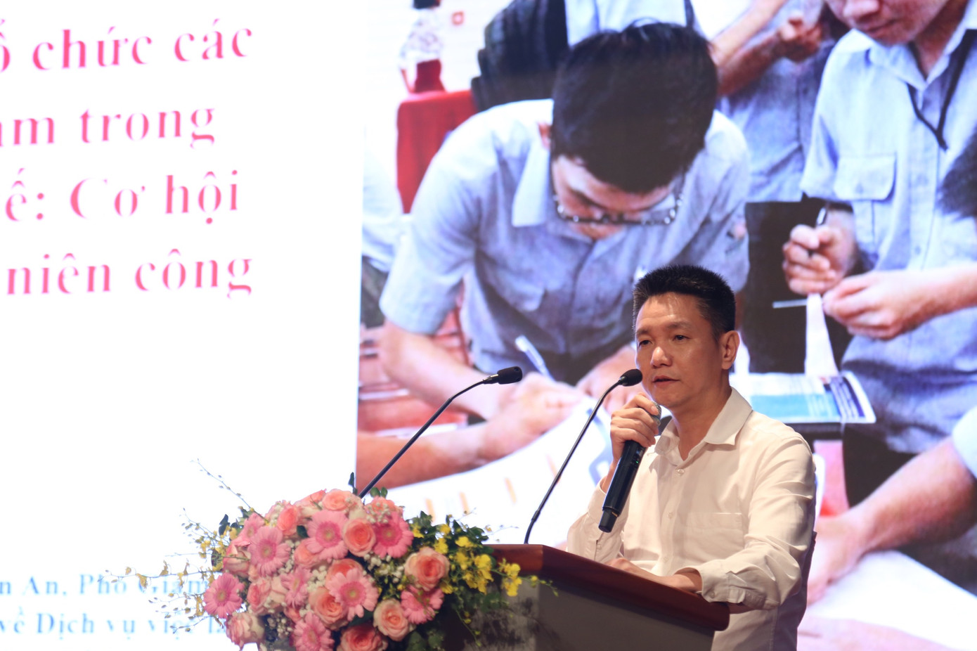 Các đại biểu trao đổi tại toạ đàm