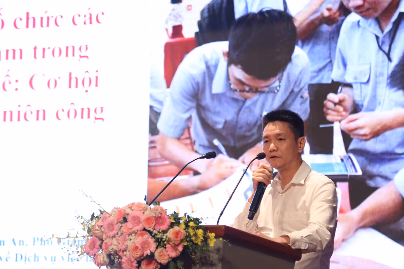 Các đại biểu trao đổi tại toạ đàm