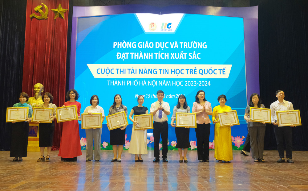 Trao giải cho các tập thể, Phòng GD&amp;ĐT đạt thành tích cao tại cuộc thi