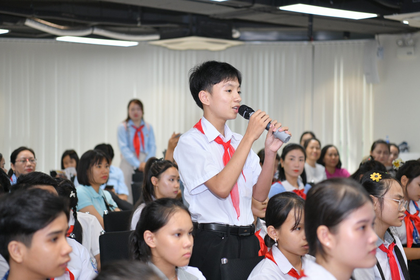 Các bạn thiếu nhi đặt câu hỏi giao lưu với nhà thơ Trần Đăng Khoa. Ảnh: Phạm Trường Các bạn thiếu nhi đặt câu hỏi giao lưu với nhà thơ Trần Đăng Khoa. Ảnh: Phạm Trường