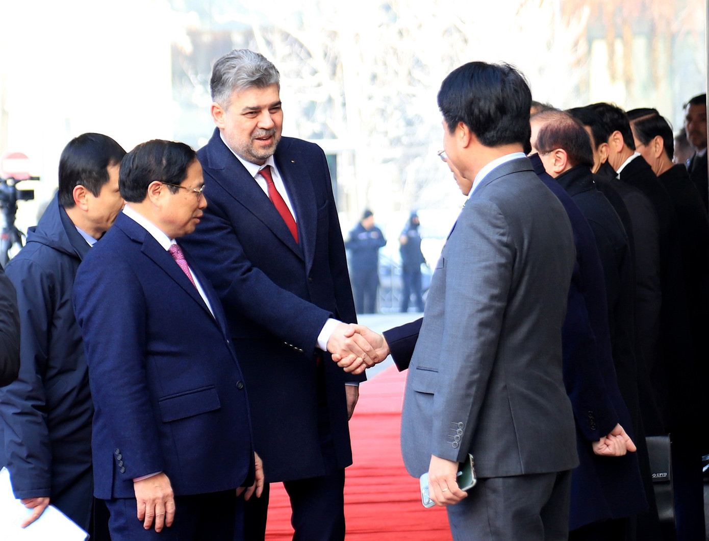 Thủ tướng Romania Marcel Ciolacu giới thiệu quan chức phía Romania. Thủ tướng Chính phủ Phạm Minh Chính giới thiệu quan chức phía Việt Nam. Ảnh: Trần Thường