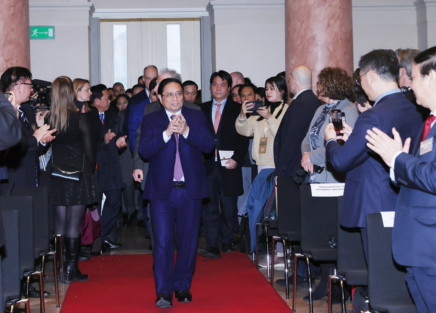 Thủ tướng Phạm Minh Chính tới thăm và có bài phát biểu chính sách quan trọng tại Đại học Hành chính công Quốc gia Hungary - Ảnh: Đoàn Bắc Thủ tướng Phạm Minh Chính tới thăm và có bài phát biểu chính sách quan trọng tại Đại học Hành chính công Quốc gia Hungary - Ảnh: Đoàn Bắc