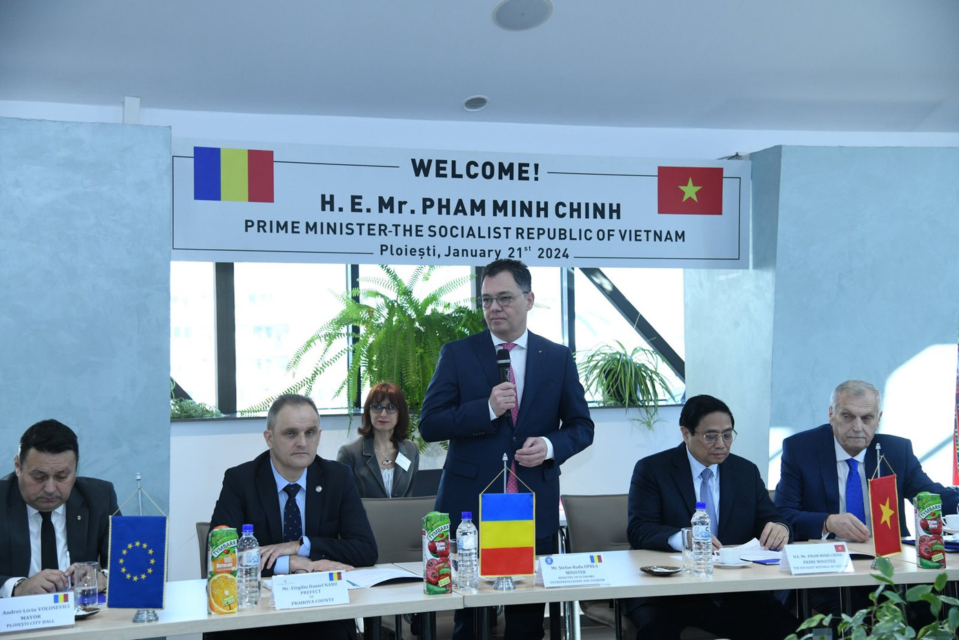 Bộ trưởng Bộ Kinh tế, Doanh nghiệp và Du lịch Romania Stefan-Radu Oprea phát biểu tại buổi làm việc. Ảnh: PV