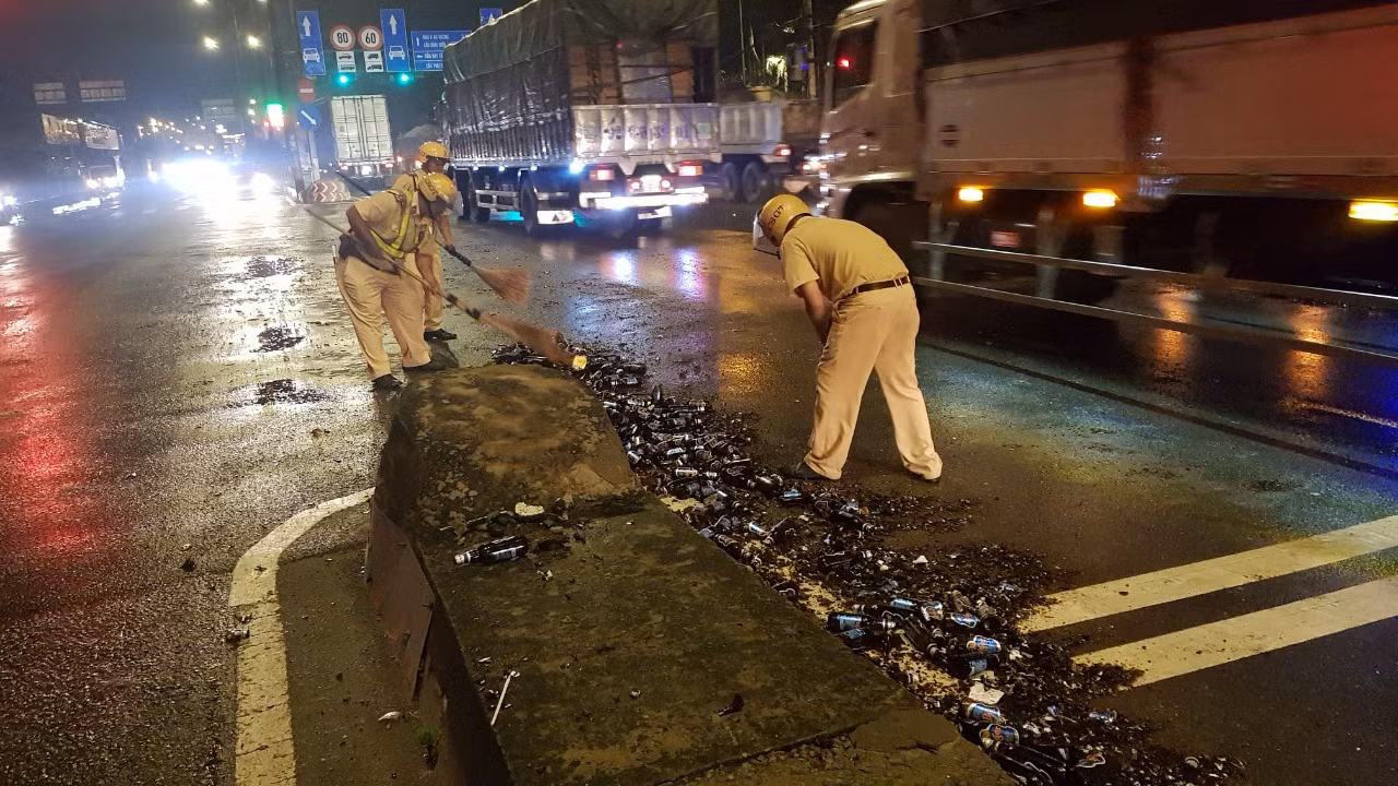 CSGT thu dọn hàng trăm chai bia đổ vỡ trên quốc lộ 1 ảnh 2