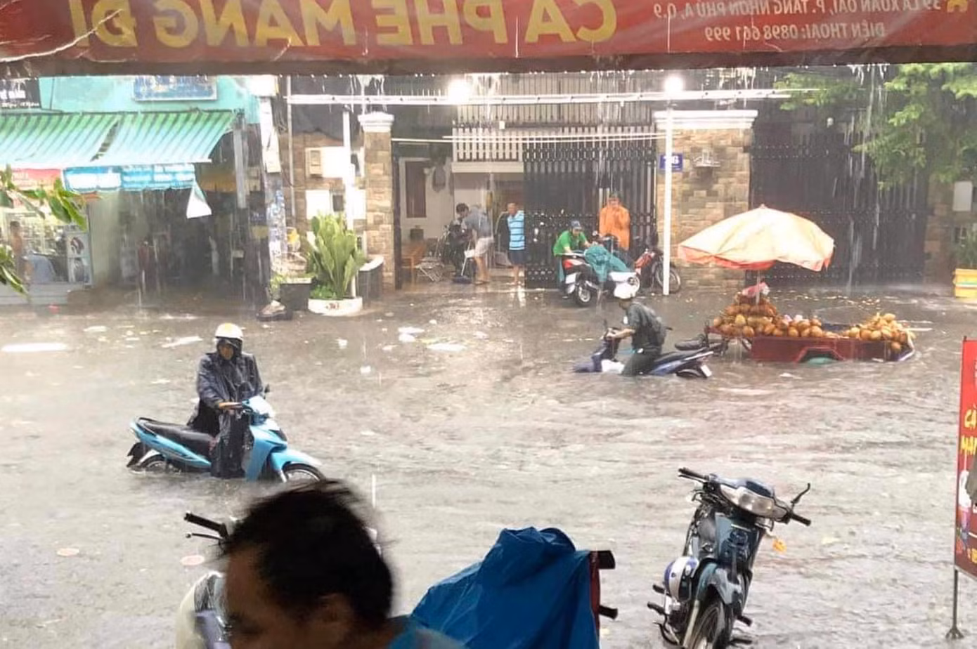 Nước chảy xiết cuốn trôi xe máy trong cơn mưa lớn ở Sài Gòn ảnh 2