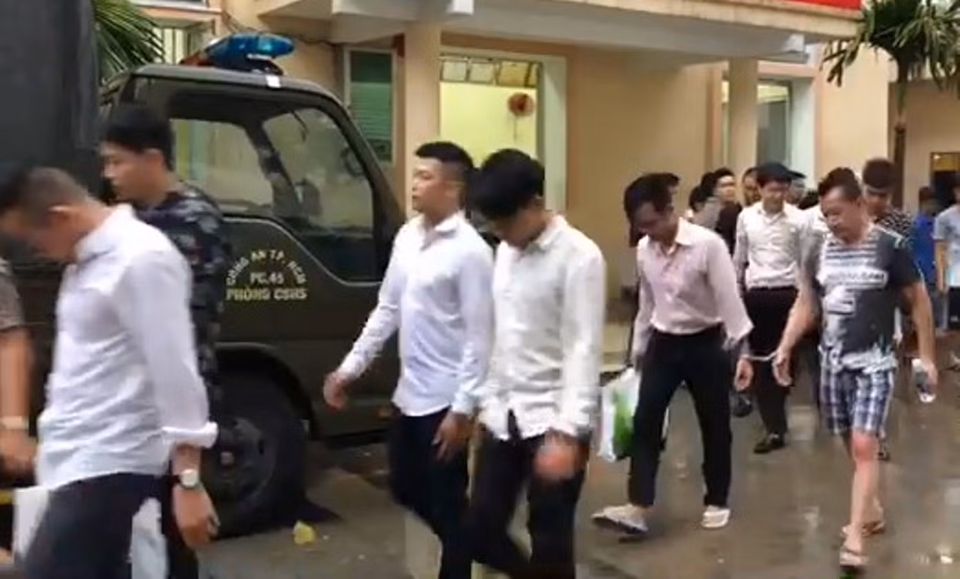 Khởi tố ông chủ quán bar cùng 15 nhân viên bán ma tuý cho khách ảnh 1