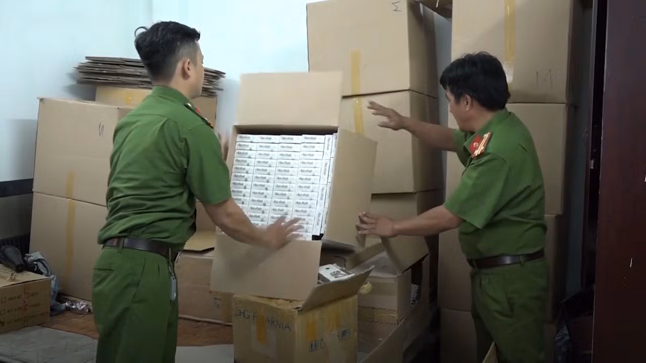Đột kích cơ sở sản xuất thực phẩm chức năng giả ở Sài Gòn ảnh 4