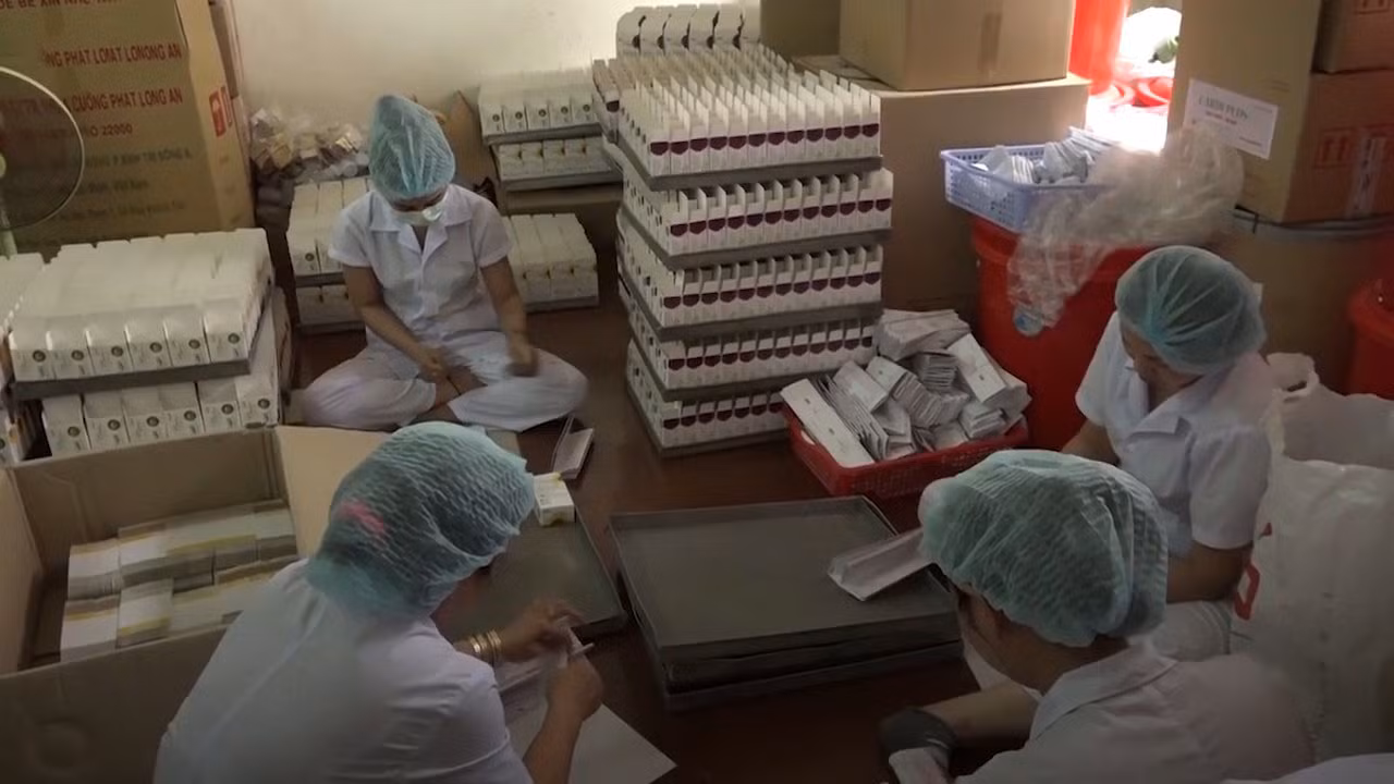 Đột kích cơ sở sản xuất thực phẩm chức năng giả ở Sài Gòn ảnh 3