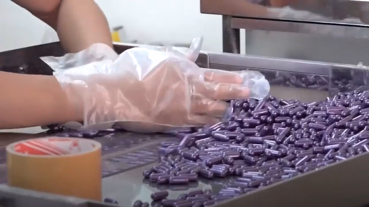 Đột kích cơ sở sản xuất thực phẩm chức năng giả ở Sài Gòn ảnh 2