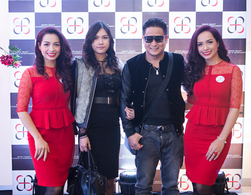 Kỷ niệm 20 năm bước chân vào làng người mẫu, cặp song sinh Thúy Hằng - Thúy Hạnh đã bất ngờ tách riêng và mở công ty đào tạo, giải trí của chính mình mang tên BB Plus. Á Hậu Dương Tú Anh Hoa hậu đông nam Á Phan Hoàng Thư Top 15 hoa hậu châu Á Thái Bình Dương Trương Tùng Lan Top 5 miss Ngoisao Hằng Kool Top 5 miss Ngoisao Đỗ Kiều Oanh Với tâm huyết qua 20 năm, với lòng yêu nghề và đầy nhiệt huyết của hai chị em cùng các cộng sự BB Plus đã chính thức ra đời, hoạt động với thương hiệu BB Academy & Entertaiment với hai mảng là đào tạo và cung cấp các dịch vụ giải trí. Vợ chồng diễn viên Minh Tiệp MC Tuấn Tú Sự có mặt của các mẫu nhí - Lớp học baby Pro