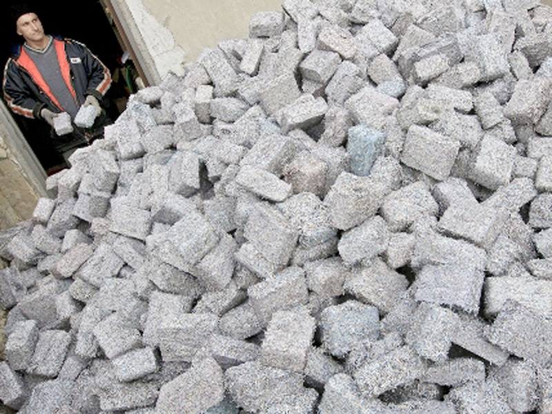 Những cục gạch tiền được chất đống