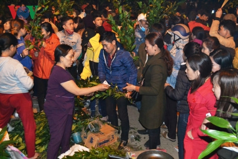 Độc đáo phiên chợ họp lúc nửa đêm Mồng 2 Tết ở Quảng Trị ảnh 1