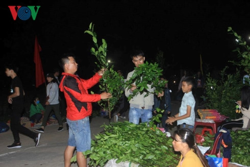 Độc đáo phiên chợ họp lúc nửa đêm Mồng 2 Tết ở Quảng Trị ảnh 2