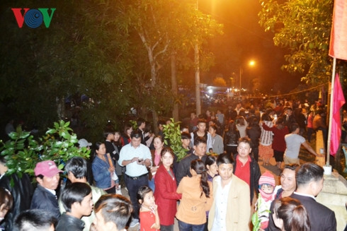 Độc đáo phiên chợ họp lúc nửa đêm Mồng 2 Tết ở Quảng Trị ảnh 3