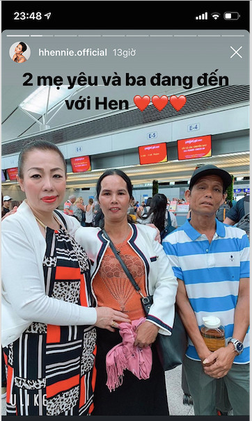 Bố mẹ H'Hen Niê vỡ oà khi con gái lọt top 5 Miss Universe 2018 ảnh 1