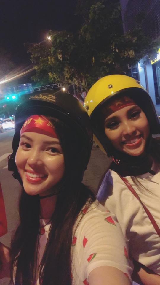 Về nước sau Miss World, Tiểu Vy 'đi bão' bằng xe máy cổ vũ Việt Nam ảnh 3