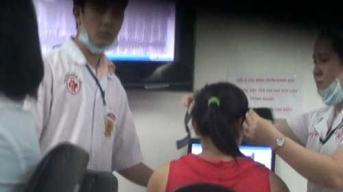 Một bệnh nhân đang được “tầm soát” với thiết bị gắn lên đầu. Ảnh: Thế Kiệt. Một bệnh nhân đang được “tầm soát” với thiết bị gắn lên đầu. Ảnh: Thế Kiệt