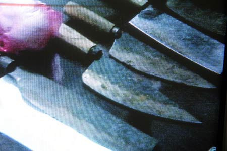 Khám xét nhà Luyện, cơ quan công an thu giữ nhiều vòng vàng,nhẫn, trang sức và nhiều con dao, trong đó có con dao còn dính máu. Số vàng này được bố của Luyện chôn giấu ở cạnh chuồng lợn sau nhà. Ngay lập tức, bố mẹ Luyện bị tạm giữ để điều tra.